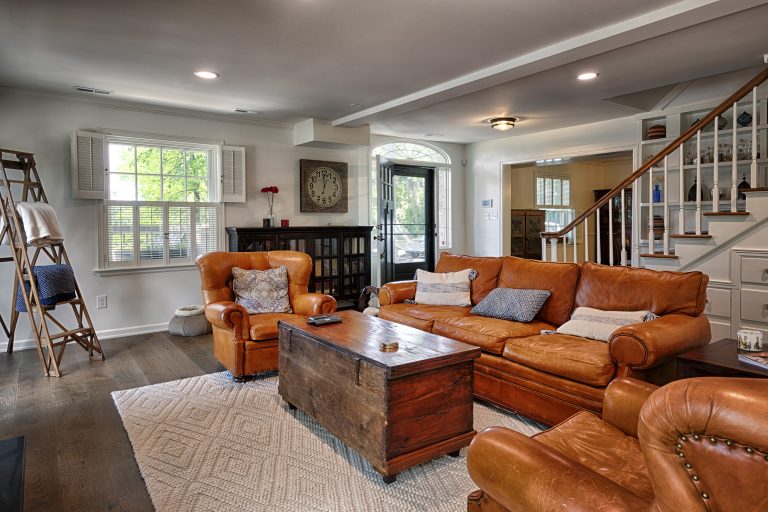 Living Room 2500 East Quincy